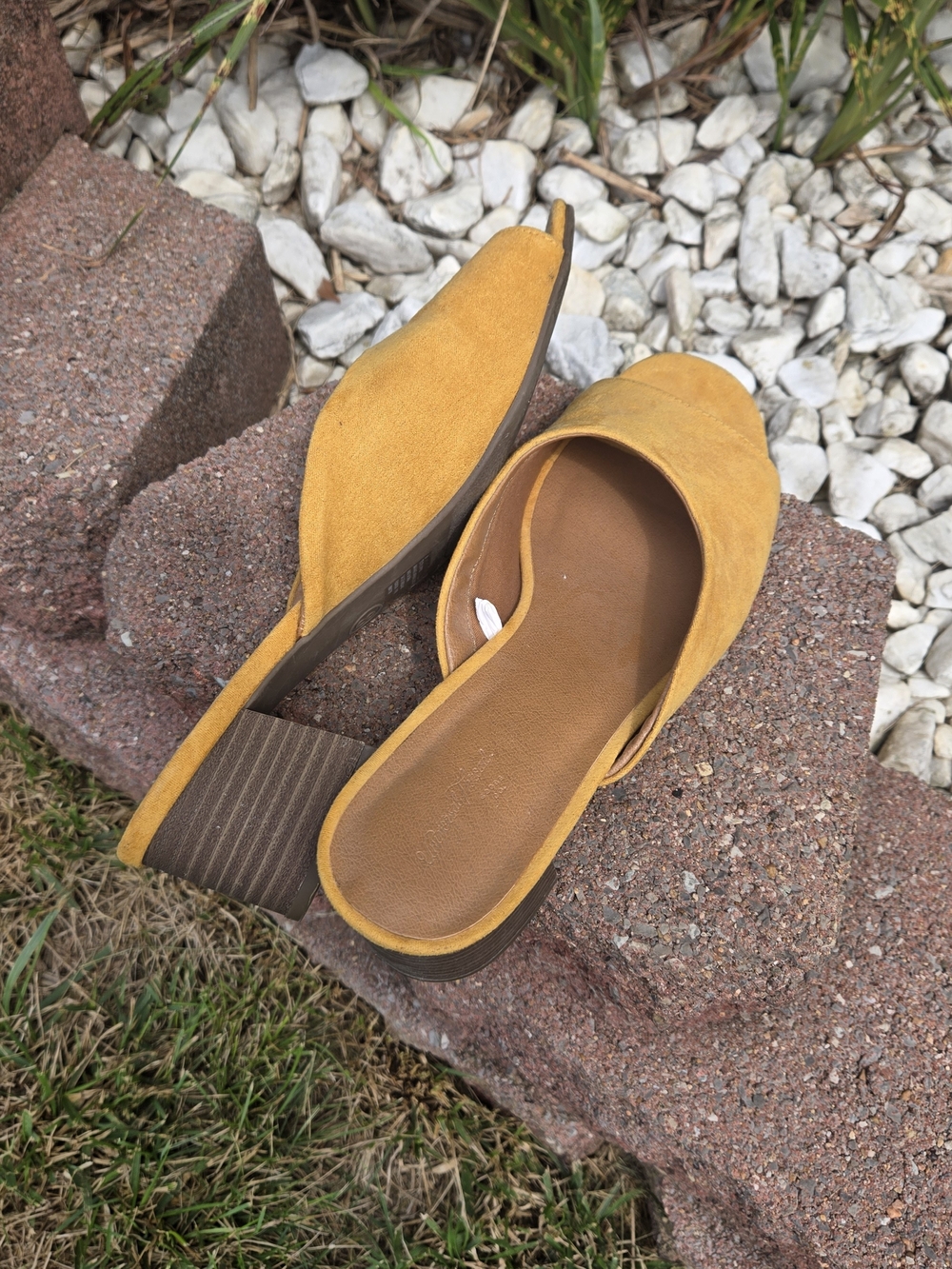Universal Thread Mustard Yellow Suede Open Toe Block Heel Mule Sandals Size 8 - Picture 2 of 5